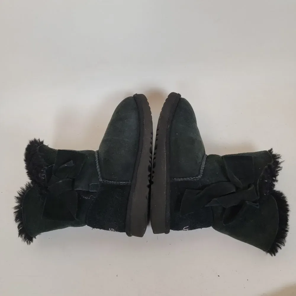 UGG Girls Mini Bailey Bow II Boots Black Sheepskin Water Resistant Youth Size 2